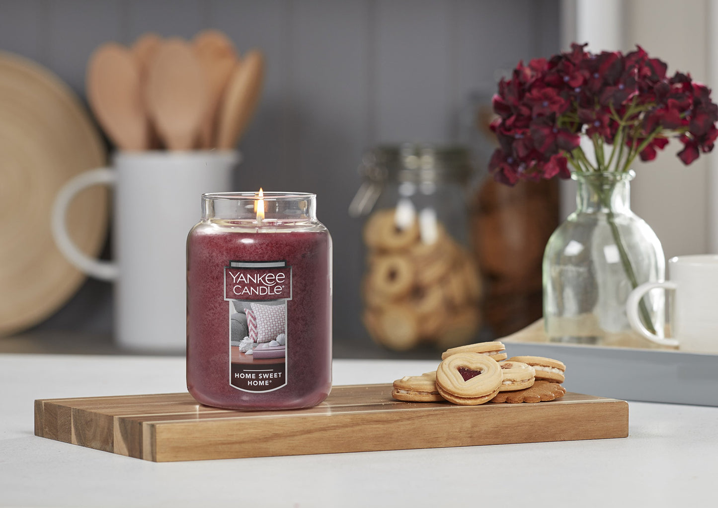 Yankee Candle Home Sweet Home – Large 22oz Scented Jar with 110+ Hour Burn, Cozy Single Wick Candle