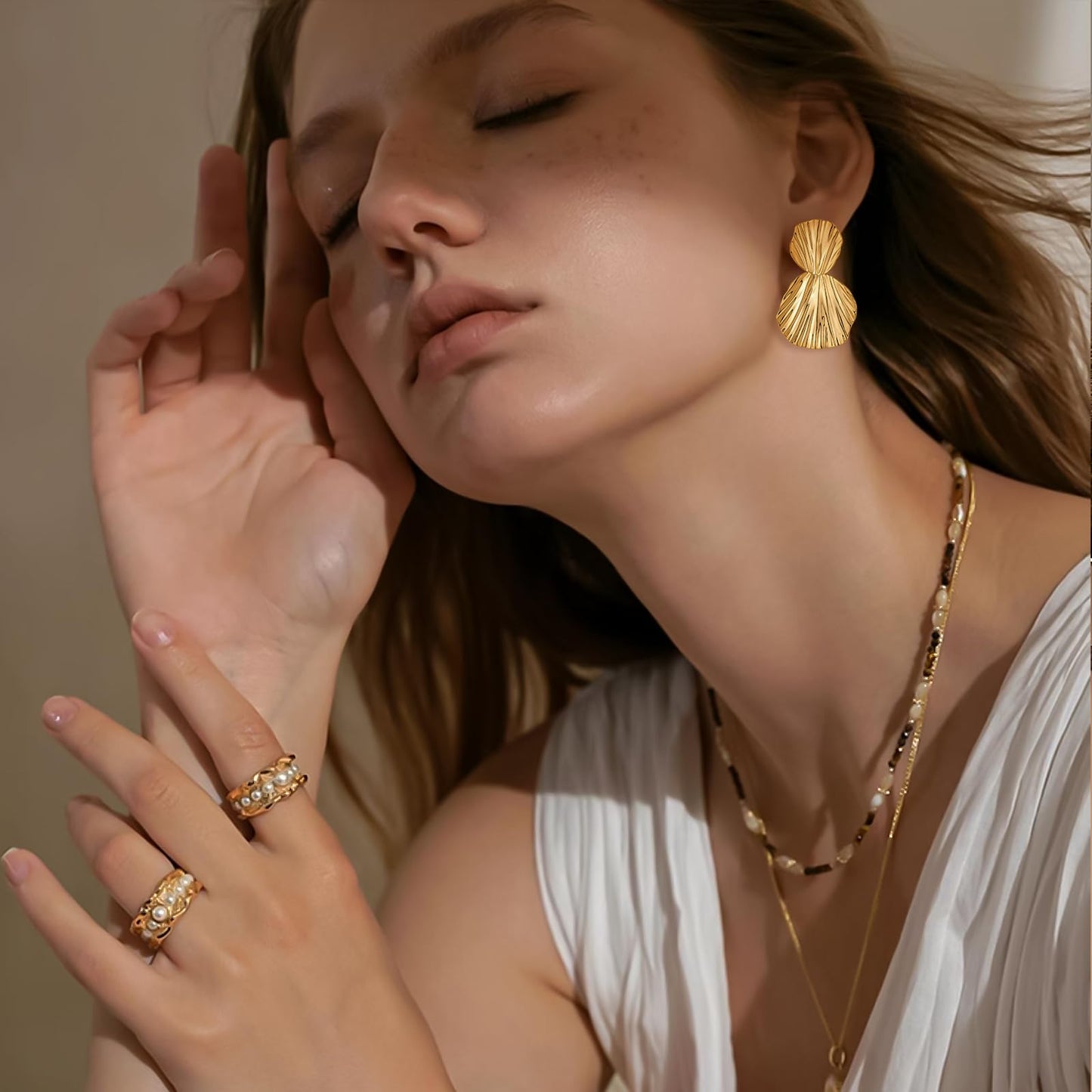 Chunky Gold Fan-Shaped Dangle Earrings – Two-Tone Shell Statement Jewelry for Women
