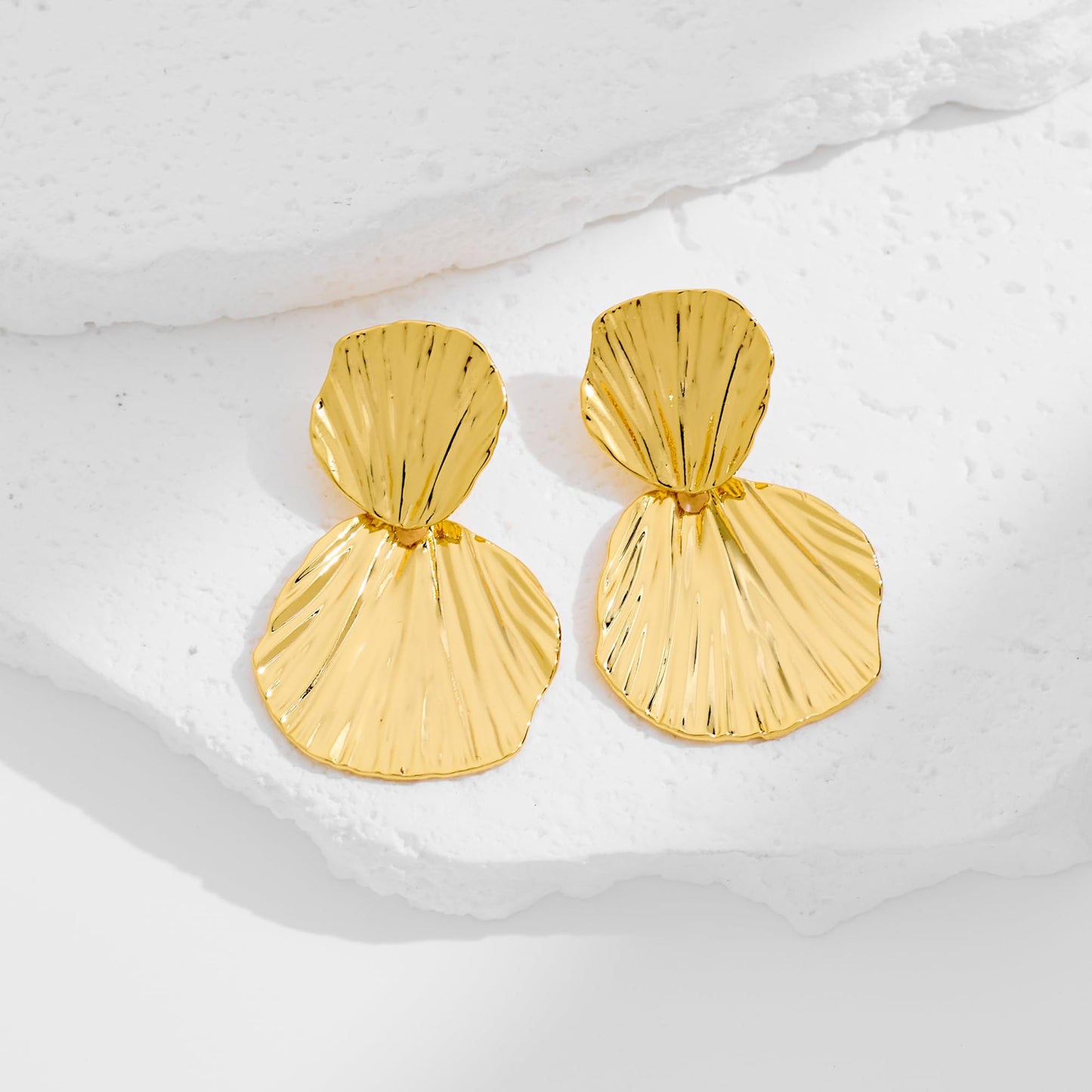 Chunky Gold Fan-Shaped Dangle Earrings – Two-Tone Shell Statement Jewelry for Women
