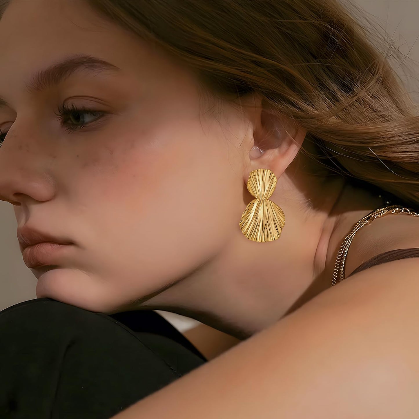 Chunky Gold Fan-Shaped Dangle Earrings – Two-Tone Shell Statement Jewelry for Women